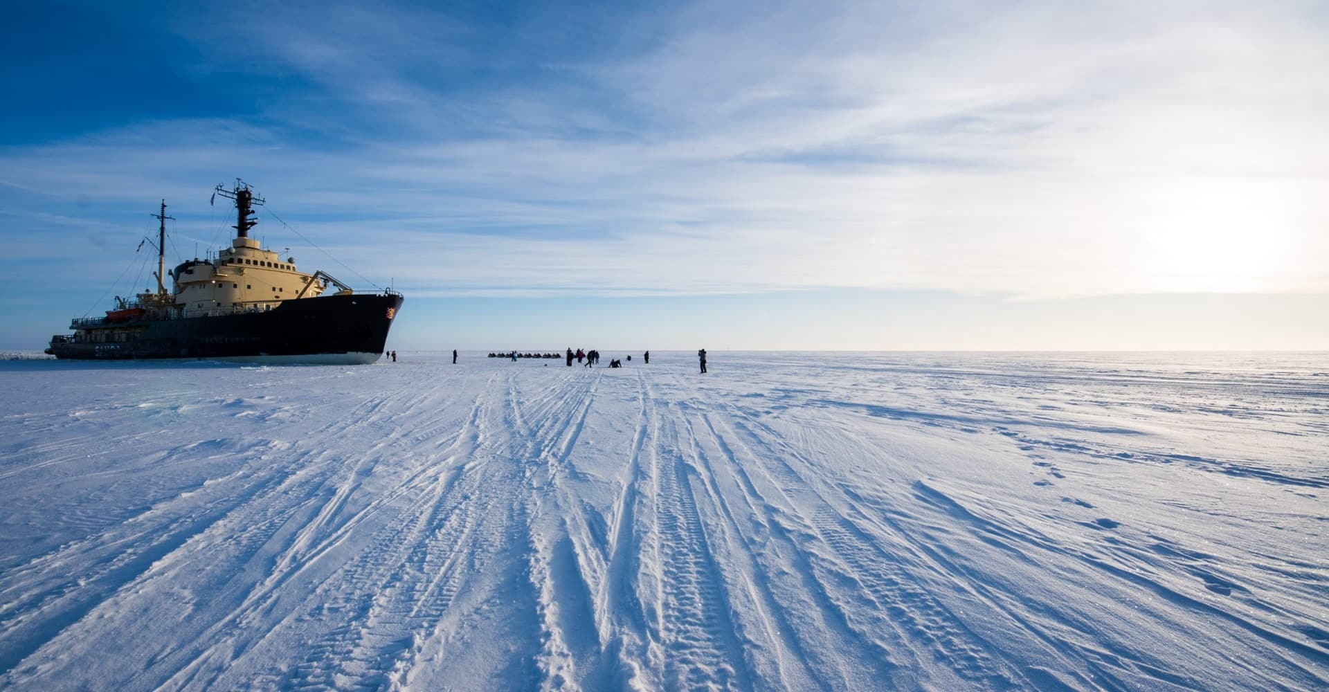 Rompighiaccio Sampo in navigazione tra i ghiacci del Golfo di Botnia in Finlandia, con persone sulla superficie ghiacciata