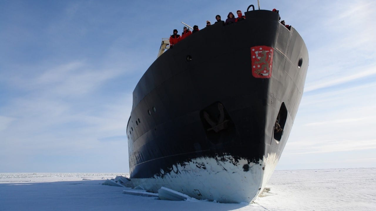 Rompighiaccio Sampo incagliato nel ghiaccio marino della Lapponia finlandese con persone sulla prua